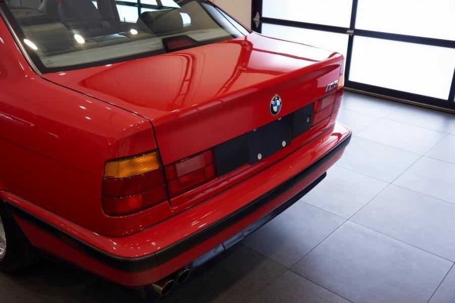 Детали экстерьера BMW M5 Sedan (E34) 1991 года  (фото 8 из 21)